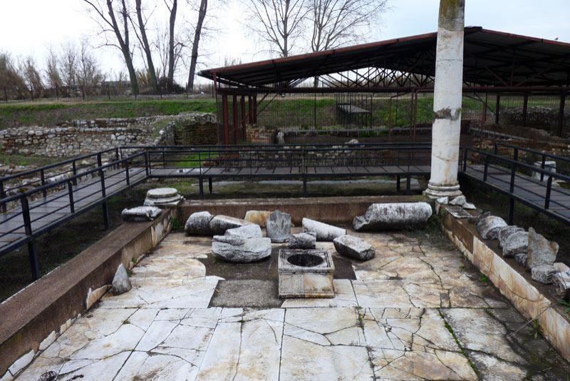 Teile des römischen Forums in Dion