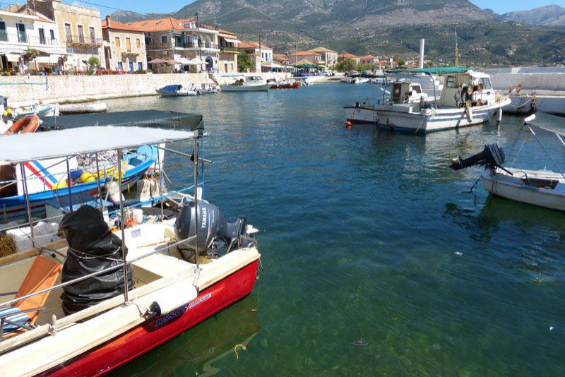 Blick über das Meer und den Ort Agios Nikolaos
