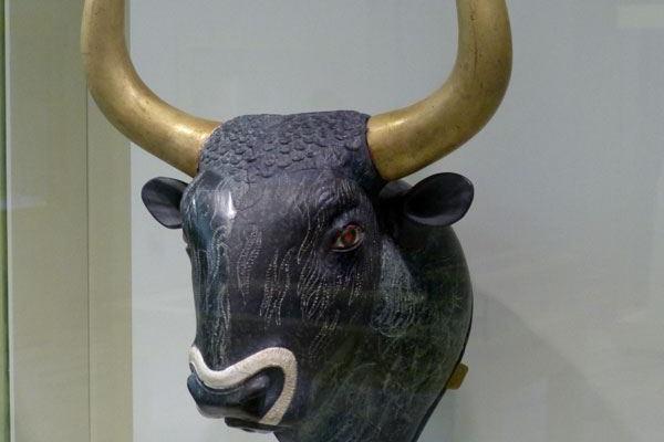 Der berühmte Stierkopf im archäologischen Museum
